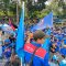 DEMO : Ratusan buruh saat mendatangi kantor Dishub Kabupaten Sukabumi, untuk mengawal proses pembahasan kenaikan UMK 2024 pada Kamis (23/11).(FOTO : DENDI/RADAR SUKABUMI)