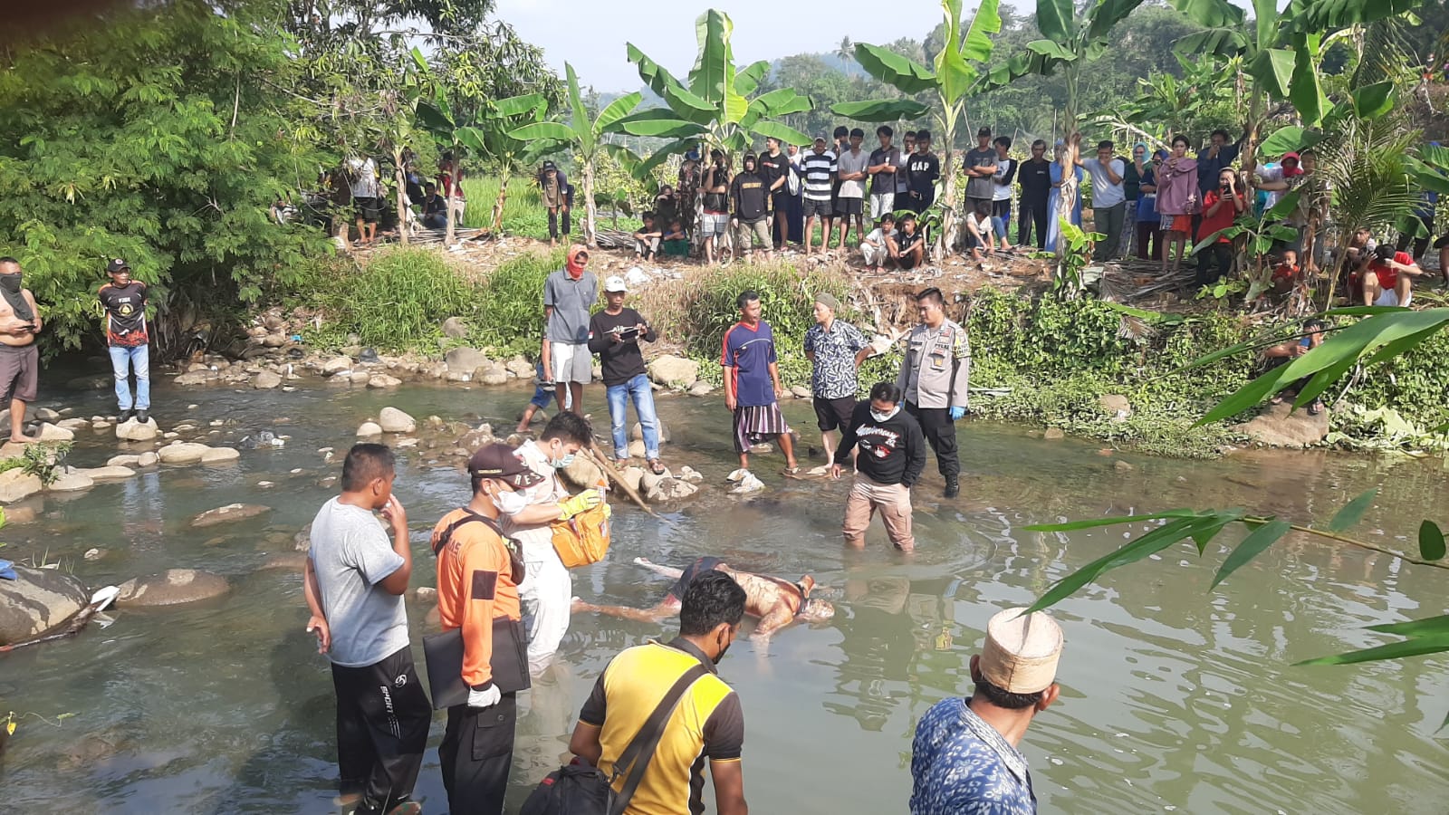Personel Gabungan saat melakukan evakuasi jasad mayat di aliran sungai Citepus, kampung Cilisung, Desa Citepus, kecamatan Palabuhanratu.(foto : ist)