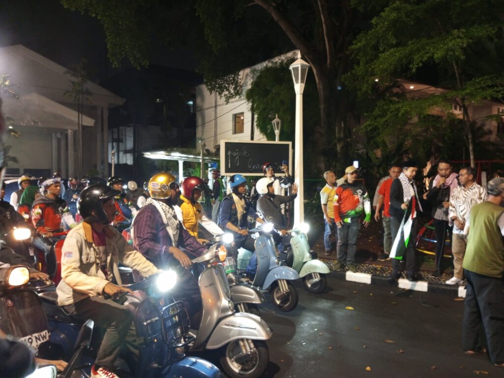 Scooteris se-Bogor Raya kompak lakukan motoran malam dari Balaikota ke Tugu Kujang. Fikri/Radar Bogor
