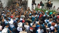 DEMO : Wakil Bupati Sukabumi, Iyos Somantri saat menyambut ratusan buruh saat demo kenaikan UMK di Gedung Negara Pendopo Sukabumi, Jalan Raya Ahmad Yani, Kota Sukabumi pada Jumat (24/11).(FOTO : DENDI RADAR SUKABUMI)