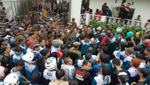 Tiga Serikat Buruh Sukabumi Demo di Gedung Pendopo, Tuntut Kenaikan Upah hingga Omnibus Law