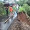 DITINJAU : P2BK Sukabumi bersama warga saat meninjau lokasi longsor di ruas Jalan Raya Cisarua- Nangewer  milik pemerintah daerah Kabupaten Sukabumi, tepatnya di Kampung Babakan Jampang, RT 19/RW 07, Desa Sukajaya, Kecamatan Sukabumi.