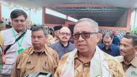 DIWAWANCARAI : Bupati Sukabumi, Marwan Hamami saat diwawancarai Radar Sukabumi soal cuaca ekstrim.(FOTO : DENDI RADAR SUKABUMI)