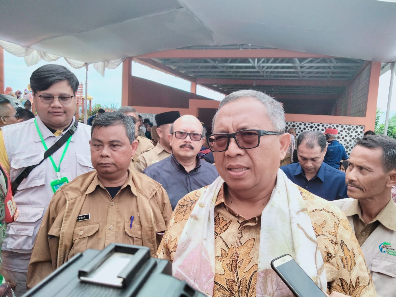 DIWAWANCARAI : Bupati Sukabumi, Marwan Hamami saat diwawancarai Radar Sukabumi soal cuaca ekstrim.(FOTO : DENDI RADAR SUKABUMI)