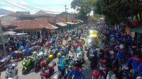 TUTUP JALAN : Ribuan buruh pada saat melakukan aksi demo di perbatasan Sukabumi-Cianjur, Rabu (29/11/2023).(foto : ist)