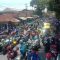 TUTUP JALAN : Ribuan buruh pada saat melakukan aksi demo di perbatasan Sukabumi-Cianjur, Rabu (29/11/2023).(foto : ist)