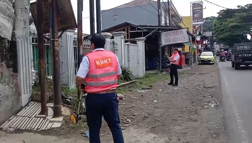 INVESTIGASI: Tim KNKT Nasional, saat melakukan investigasi di lokasi ledakan tabung gas CNG di ruas Jalan Raya Sukabumi - Bogor, tepatnya di Kampung Lodaya I, Desa Karangtengah, Kecamatan Cibadak, Kabupaten Sukabumi pada Rabu (29/11).