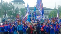 PROTES : Ribuan buruh SP TSK SPSI Kabupaten Sukabumi, saat demo di depan Gedung Sate Bandung, soal kenaikan UMK 2024.(foto : ist)