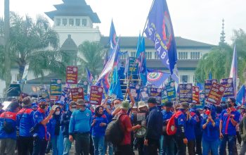 PROTES : Ribuan buruh SP TSK SPSI Kabupaten Sukabumi, saat demo di depan Gedung Sate Bandung, soal kenaikan UMK 2024.(foto : ist)