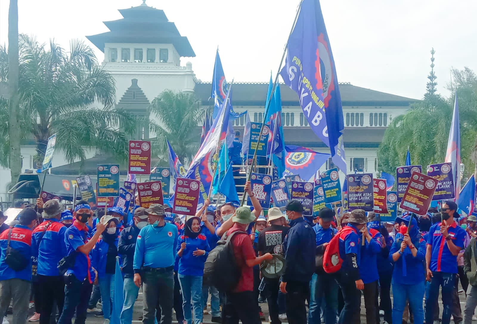 PROTES : Ribuan buruh SP TSK SPSI Kabupaten Sukabumi, saat demo di depan Gedung Sate Bandung, soal kenaikan UMK 2024.(foto : ist)