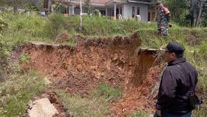 Cuaca Ekstrim Landa Sukabumi, Jalan di Pabuaran Putus 
