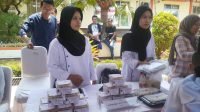 INOVASI : Pelajar SMK (Sekolah Menengah Kejuaruan) Insan Cita Cikakak Sukabumi saat menjajalam Cookies Ikan Tuna.