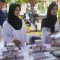 INOVASI : Pelajar SMK (Sekolah Menengah Kejuaruan) Insan Cita Cikakak Sukabumi saat menjajalam Cookies Ikan Tuna.