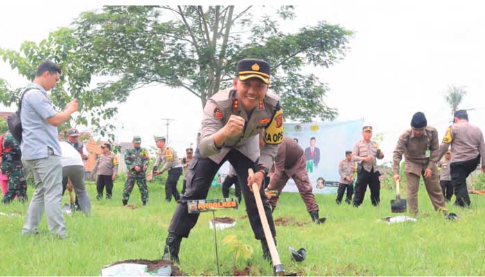 Kapolres Sukabumi Kota Tanam Pohon