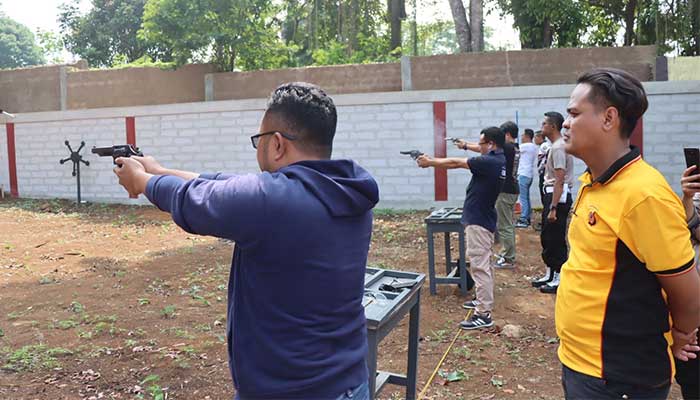 Latihan Menembak