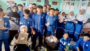 Pelajar SDN Dewi Sartika CBM Sukabumi Olah Sampah Jadi Rupiah