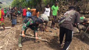 Menyambut Hari Pentahbisan, Satgas Yonif 310 KK Bersama Warga Gotong Royong di Papua
