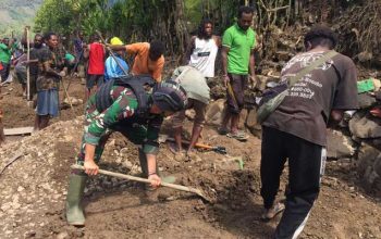 Satgas Yonif 310 KK membuat pelebaran jalan di Papua