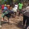 Satgas Yonif 310 KK membuat pelebaran jalan di Papua