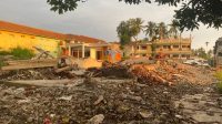 SUASANA : Sejumlah bangunan rumah warga di Kampung Selajambe, Desa Selajambe, Kecamatan Cisaat, dirobohkan untuk pembangunan Jalan Tol Bocimi Seksi III.(FOTO : UNTUK RADAR SUKABUMI)