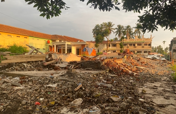 SUASANA : Sejumlah bangunan rumah warga di Kampung Selajambe, Desa Selajambe, Kecamatan Cisaat, dirobohkan untuk pembangunan Jalan Tol Bocimi Seksi III.(FOTO : UNTUK RADAR SUKABUMI)