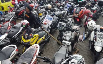Ular-Demo-Buruh-Sukabumi