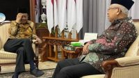 Wakil Presiden Ma'ruf Amin (kanan) saat menerima kunjungan bakal cawapres Mohammad Mahfud MD di kediaman wapres di Jakarta, Rabu (18/10/2023). (BPMI Setwapres)