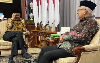 Wakil Presiden Ma'ruf Amin (kanan) saat menerima kunjungan bakal cawapres Mohammad Mahfud MD di kediaman wapres di Jakarta, Rabu (18/10/2023). (BPMI Setwapres)