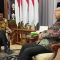 Wakil Presiden Ma'ruf Amin (kanan) saat menerima kunjungan bakal cawapres Mohammad Mahfud MD di kediaman wapres di Jakarta, Rabu (18/10/2023). (BPMI Setwapres)
