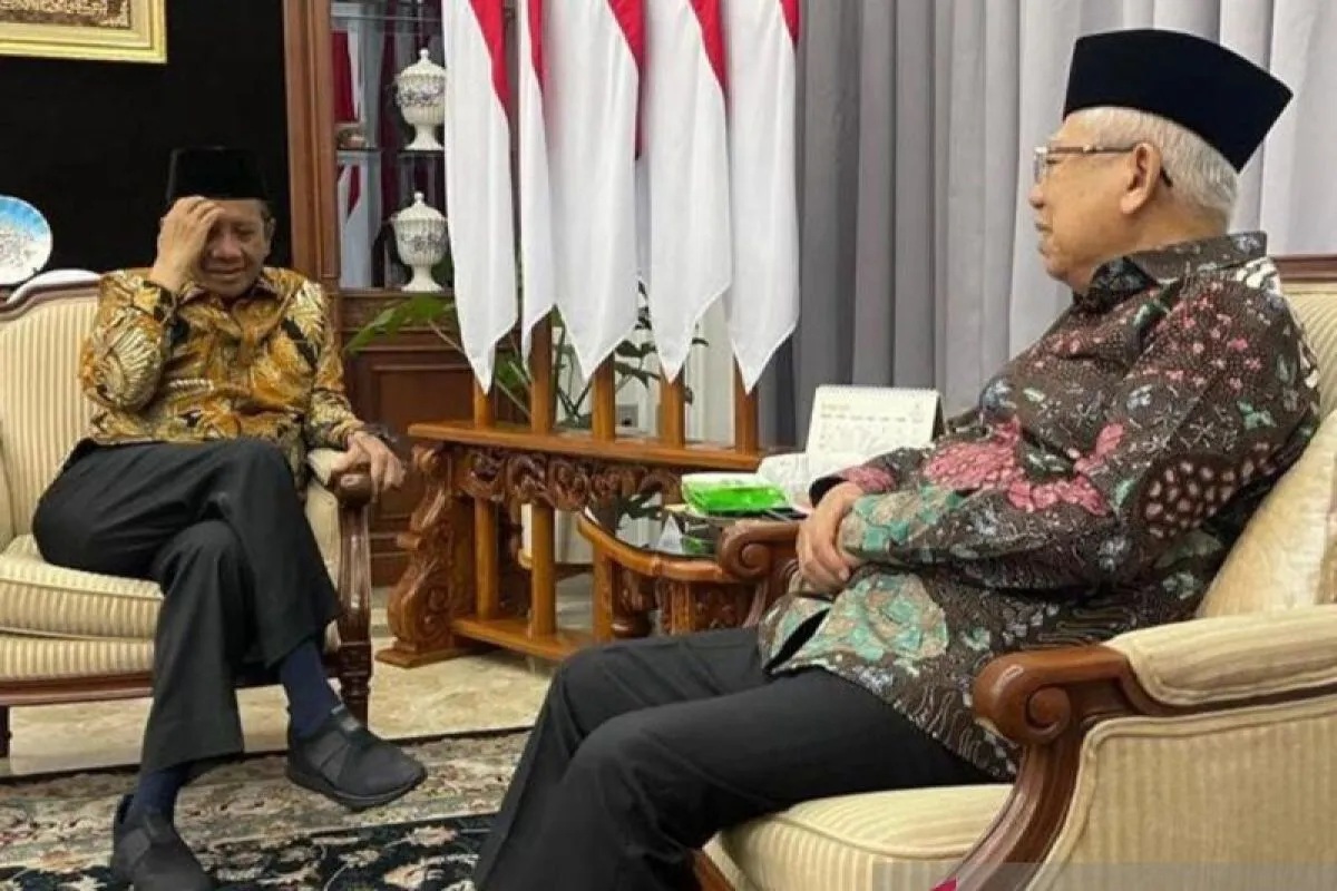 Wakil Presiden Ma'ruf Amin (kanan) saat menerima kunjungan bakal cawapres Mohammad Mahfud MD di kediaman wapres di Jakarta, Rabu (18/10/2023). (BPMI Setwapres)