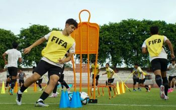 Para pemain timnas Indonesia U-17 berlatih keras di stadion Gelora 10 Nopember Surabaya untuk menjalani laga menghadapi Maroko.