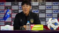 Pelatih Timnas Indonesia Shin Tae-yong memberikan penjelasan mengenai peluang timnya kontra Timnas Irak di Stadion Internasional Basra, Irak, Kamis (16/11). (media pssi)