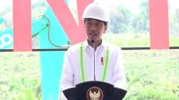 Presiden Joko Widodo (Jokowi) melakukan “groundbreaking” pembangunan Bandara IKN, Penajam Paser Utara, Kalimantan Timur, Rabu (1/11/2023). (Indra Arief)