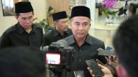 Penjabat (Pj) Gubernur Jawa Barat (Jabar) Bey Triadi Machmudin memberikan keterangan, di Gedung DPRD Jawa Barat, Kota Bandung. (Pemprov Jabar)