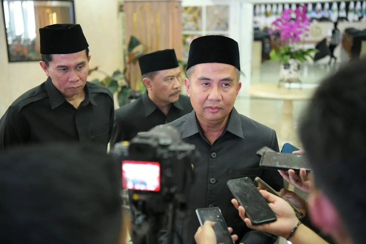 Penjabat (Pj) Gubernur Jawa Barat (Jabar) Bey Triadi Machmudin memberikan keterangan, di Gedung DPRD Jawa Barat, Kota Bandung. (Pemprov Jabar)