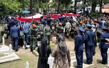 Prosesi pemakaman tiga perwira yang menjadi korban dalam insiden pesawat jatuh di Kabupaten Pasuruan, di Taman Makam Pahlawan (TMP) Suropati, Kota Malang, Jawa Timur, Jumat (17/11/2023). (Vicki Febrianto)