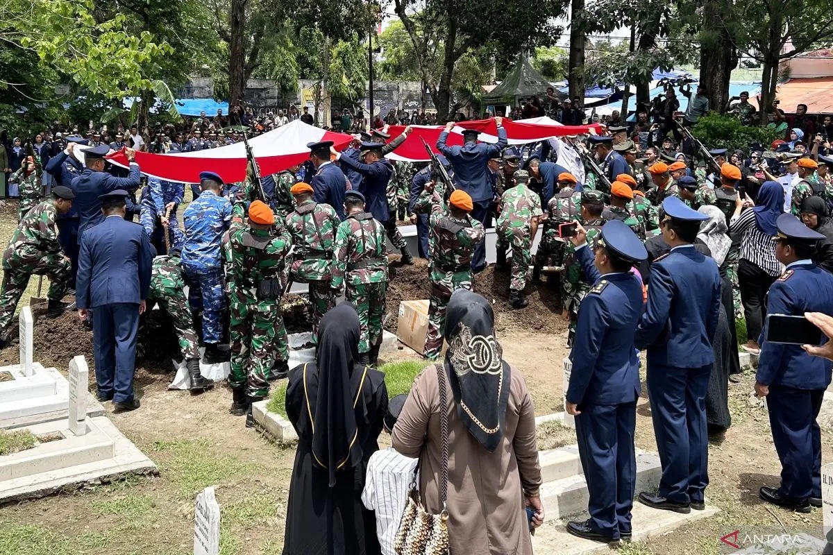 Prosesi pemakaman tiga perwira yang menjadi korban dalam insiden pesawat jatuh di Kabupaten Pasuruan, di Taman Makam Pahlawan (TMP) Suropati, Kota Malang, Jawa Timur, Jumat (17/11/2023). (Vicki Febrianto)