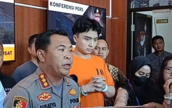 Kapolres Metro Jakarta Pusat Kombes Polisi Susatyo Purnomo Condro bersama dengan LD (26) di Polres Metro Jakarta Pusat, Jumat (17/11/2023). (Siti Nurhaliza)