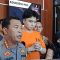 Kapolres Metro Jakarta Pusat Kombes Polisi Susatyo Purnomo Condro bersama dengan LD (26) di Polres Metro Jakarta Pusat, Jumat (17/11/2023). (Siti Nurhaliza)