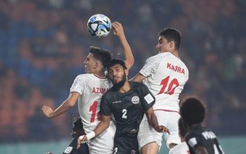 Dua Pesepak bola Timnas Iran berebut bola di udara dengan pesepak bola Timnas Kaledonia Baru Inine Huna (tengah) pada pertandingan babak penyisihan Grup C Piala Dunia U-17 2023 di Stadion Si Jalak Harupat, Kabupaten Bandung, Jawa Barat, Jumat (17/11/2023). (M Agung Rajasa)
