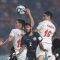 Dua Pesepak bola Timnas Iran berebut bola di udara dengan pesepak bola Timnas Kaledonia Baru Inine Huna (tengah) pada pertandingan babak penyisihan Grup C Piala Dunia U-17 2023 di Stadion Si Jalak Harupat, Kabupaten Bandung, Jawa Barat, Jumat (17/11/2023). (M Agung Rajasa)