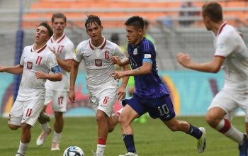 Pesepak Bola Timnas Argentina Claudio Echeverri (tengah) dihadang beberapa pesepak bola Timnas Polandia pada pertandingan penyisihan Grup D Piala Dunia U-17 2023 di Jakarta International Stadium (JIS), Jakarta, Jumat (17/11/2023)