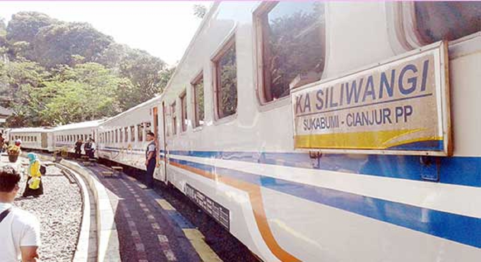 sejumlah penumpang Kereta Api (KA) Siliwangi. Saat terjadi gempa Kereta Api terpaksa harus berhenti sejenak untuk memastikan jalur dalam keadaan aman.