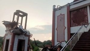 Menara Masjid Di Bogor Ambruk Diterjang Hujan Angin