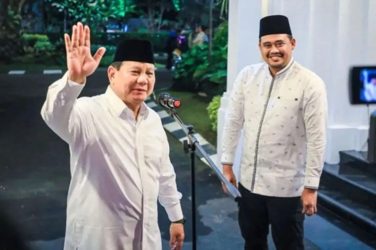 Ketua Umum DPP PartaiGerindra Prabowo Subianto (kiri) didampingi Wali Kota Medan Bobby Nasution di Medan, Sumut, Kamis (26/1/2023) malam. (Diskominfo Kota Medan)