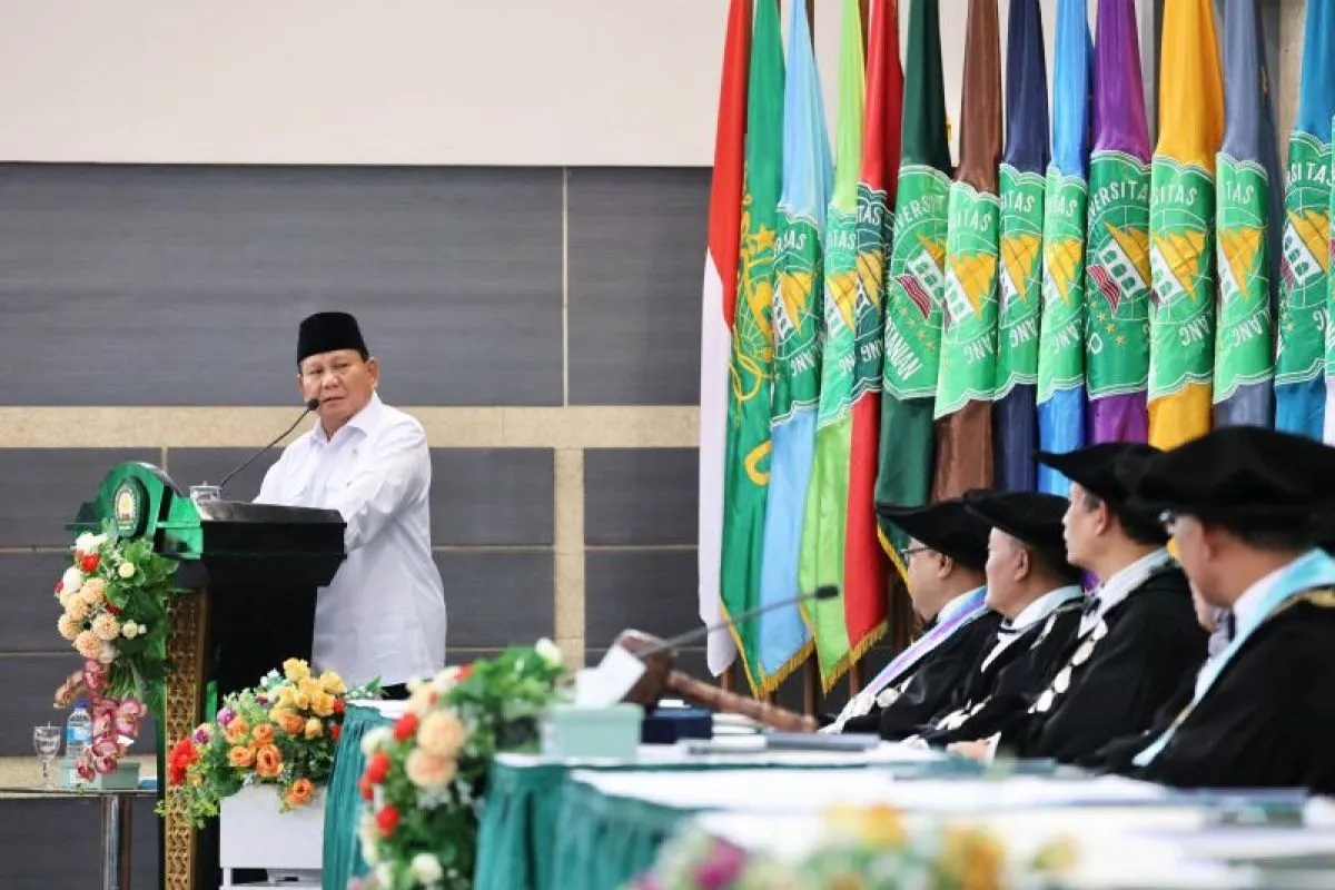 Menteri Pertahanan Prabowo Subianto (kiri) saat memberikan sambutan pada pengukuhan Guru Besar Kehormatan Universitas Islam Malang (Unisma), Kota Malang, Jawa Timur, Sabtu (18/11/2023). (Tim Media Prabowo)