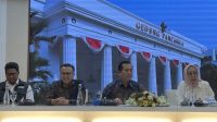 Juru Bicara Kementerian Luar Negeri Lalu Muhamad Iqbal (kedua kanan) bersama beberapa perwakilan lembaga kemanusiaan menyampaikan keterangan pers tentang rencana pengiriman bantuan dari Indonesia ke Gaza di Jakarta, Rabu (1/11/2023). (Yashinta Difa)