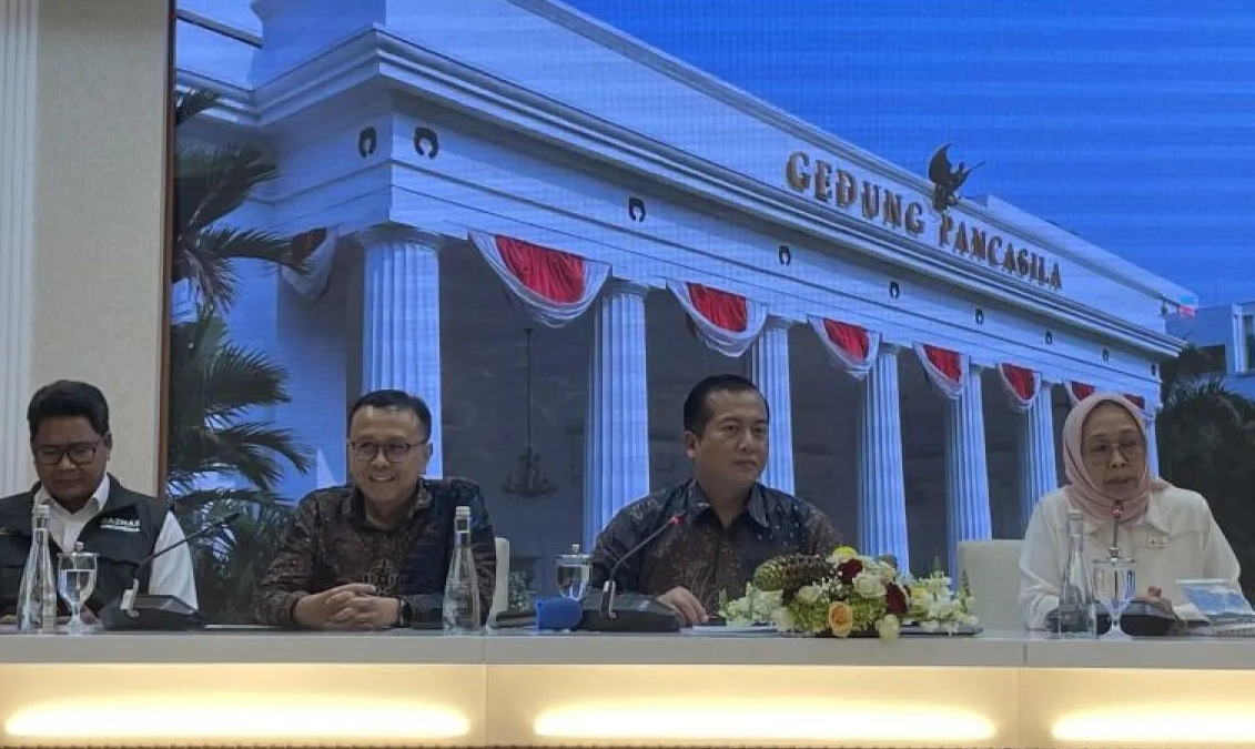 Juru Bicara Kementerian Luar Negeri Lalu Muhamad Iqbal (kedua kanan) bersama beberapa perwakilan lembaga kemanusiaan menyampaikan keterangan pers tentang rencana pengiriman bantuan dari Indonesia ke Gaza di Jakarta, Rabu (1/11/2023). (Yashinta Difa)
