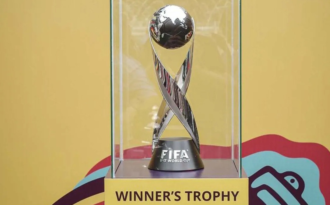 Trofi Piala Dunia U-17 saat dipamerkan di kawasan Bundaran HI, Jakarta, Minggu (15/10/2023). (hemas Reviyanto).