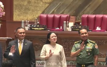 Jenderal TNI Agus Subiyanto saat foto bersama pimpinan DPR RI dalam Rapat Paripurna ke-9 DPR RI Masa Persidangan II Tahun Sidang 2023-2024 di Komplek Parlemen, Senayan, Jakarta, seperti dipantau melalui kanal YouTube DPR RI, Selasa (21/11/2023). 